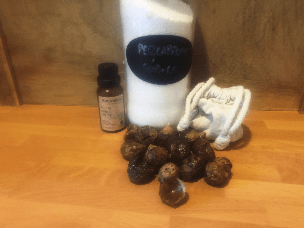 Nueces de lavado, percarbonato de sodio y aceite esencial de árbol de té